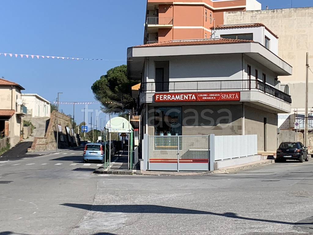 Negozio in vendita a Villafranca Tirrena via Antonello da Messina
