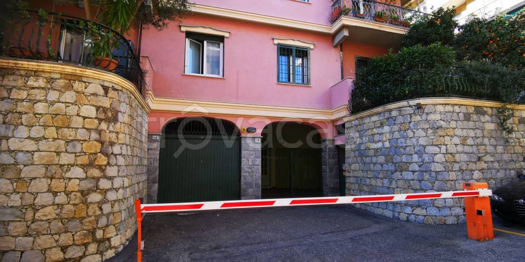 Appartamento in affitto a Genova via Angelo Carrara
