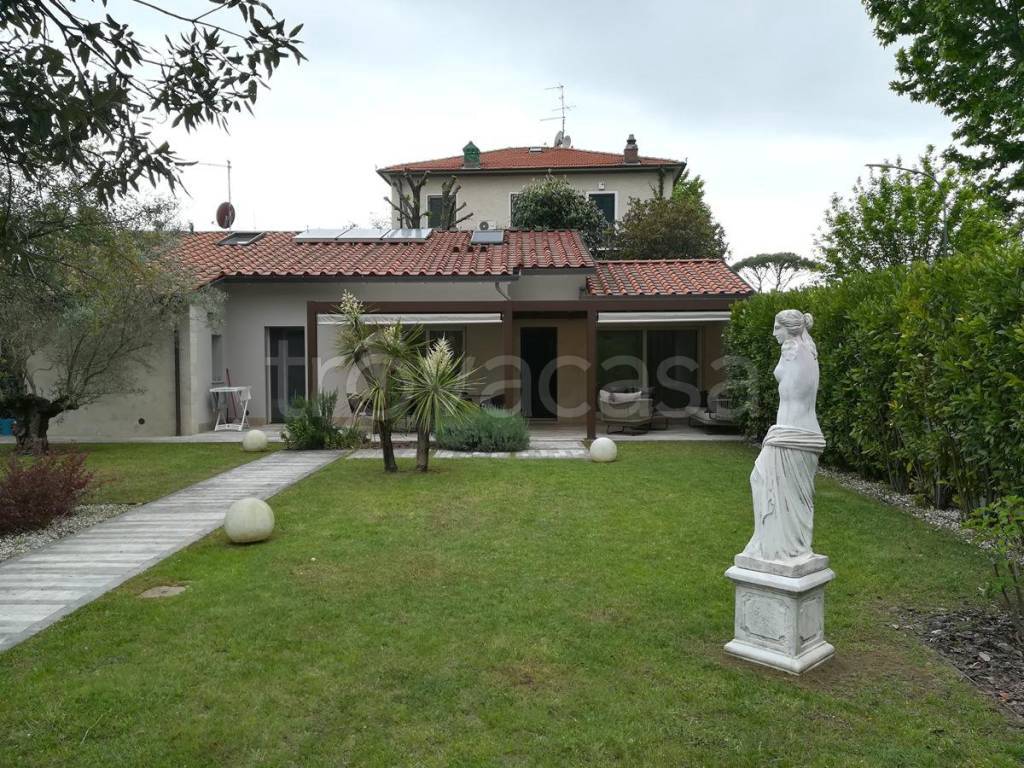 Villa in affitto a Forte dei Marmi via Versilia