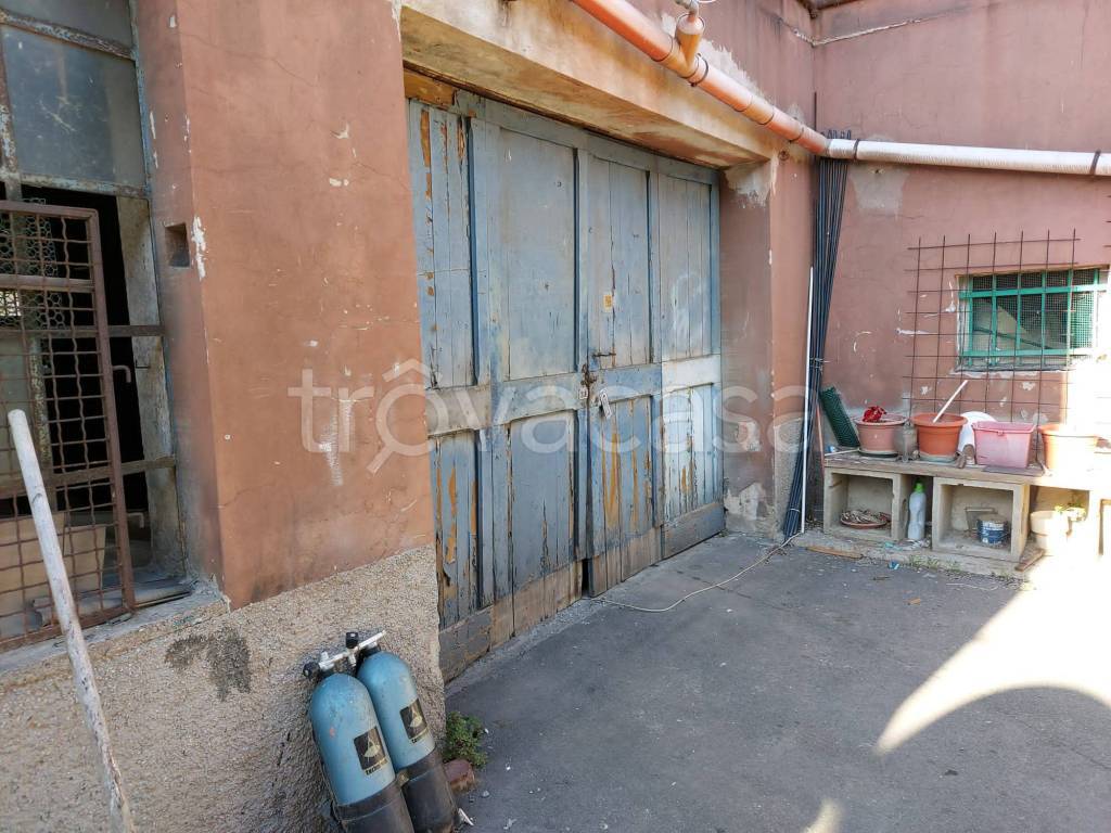 Magazzino in vendita a Genova via San Giovanni d'Acri