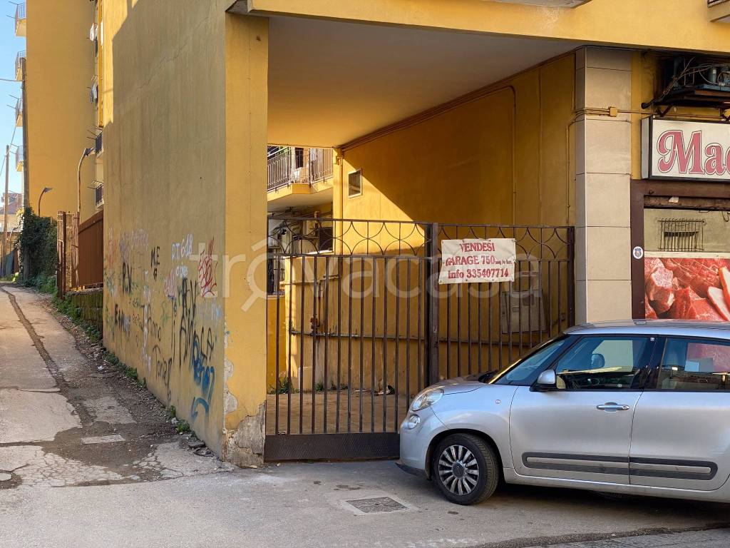 Garage in vendita a Giugliano in Campania via Colonne, 64