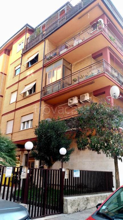 Appartamento in in vendita da privato a Pomezia viale Dante Alighieri, 27