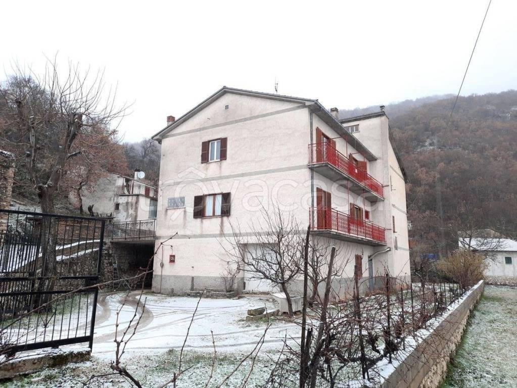 Villa Bifamiliare in in vendita da privato a Borgorose via San Rocco, 11
