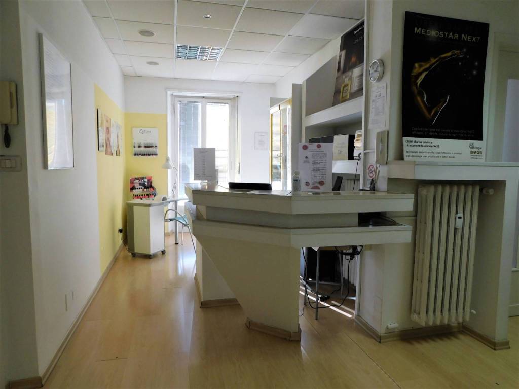 Centro Estetico/Solarium/Benessere in vendita a Torino via Giacomo Medici