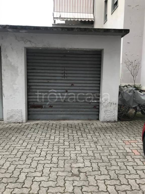 Garage in affitto a Busto Arsizio via Torquato Tasso, 5