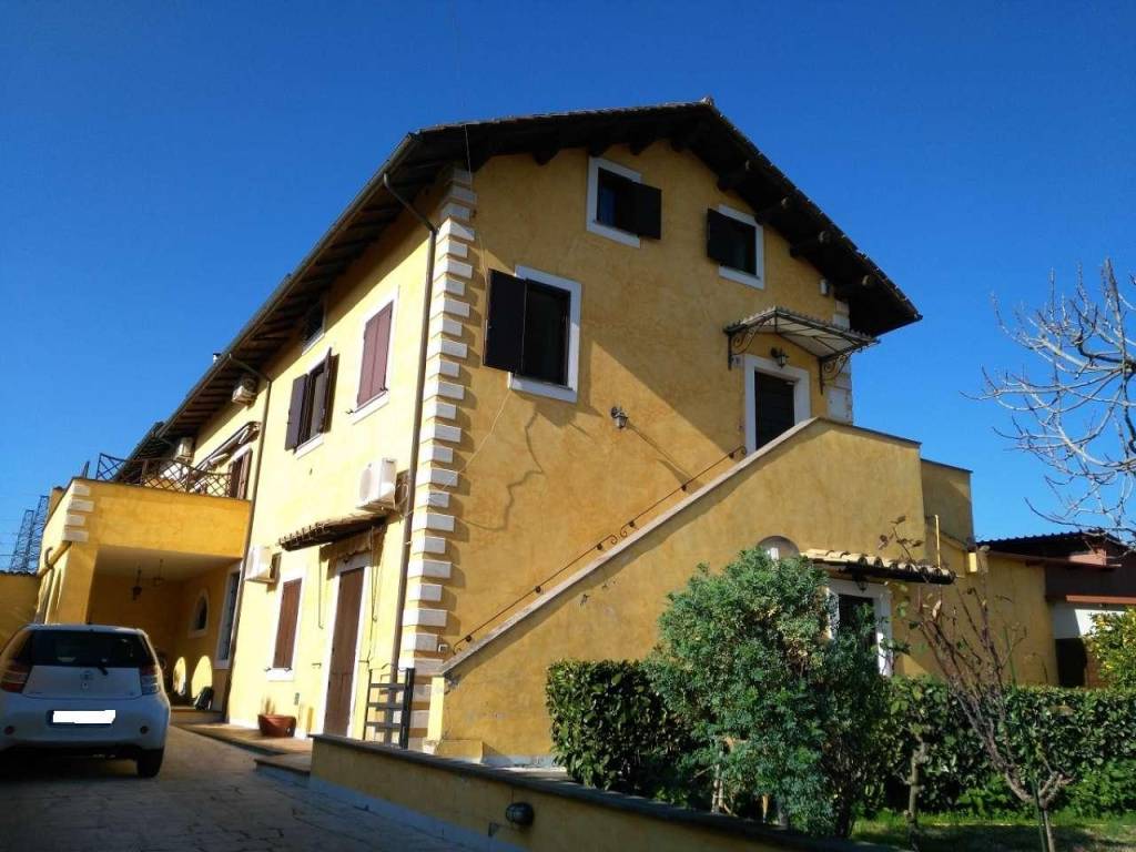 Casa Indipendente in vendita a Roma via di Tor Tre Teste 35