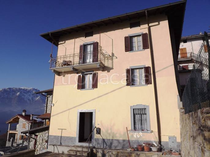Casa Indipendente in vendita a San Giovanni Bianco via Piazzo