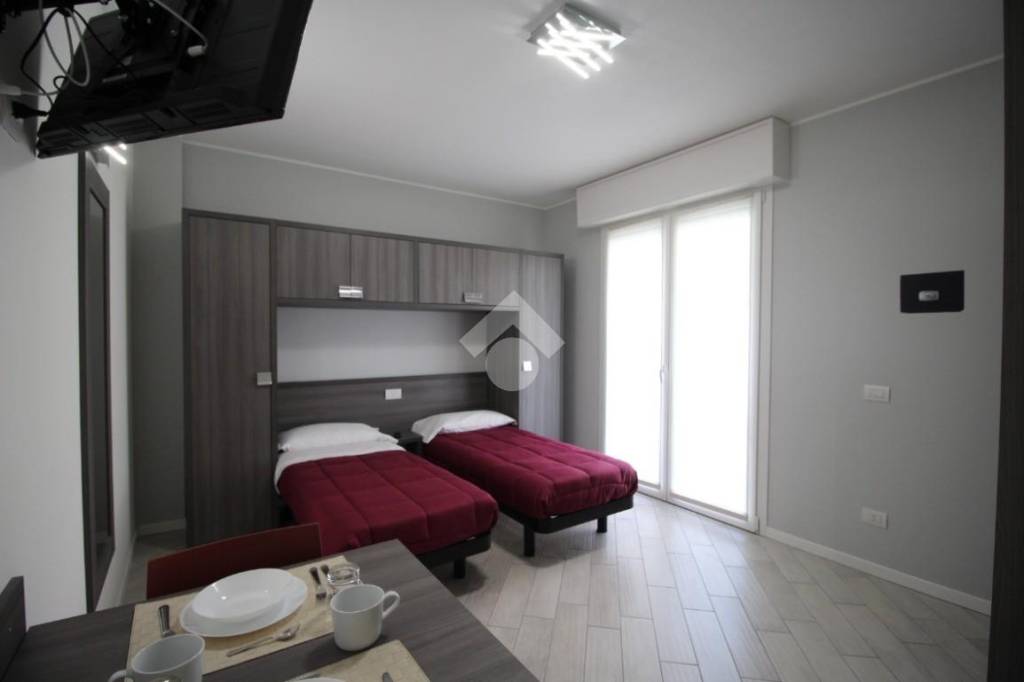 Appartamento in affitto a Monza via Ernesto Canesi, 27
