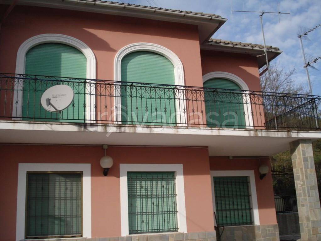Villa in vendita a Serra Riccò via Caminata