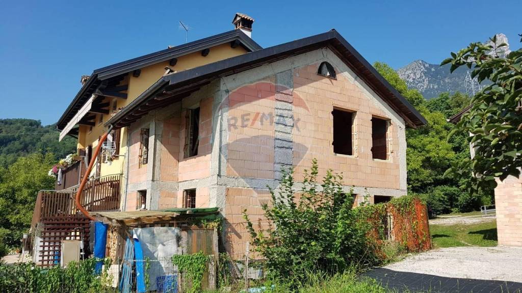 Villa a Schiera in vendita a San Gregorio nelle Alpi via dei Castelli, 32