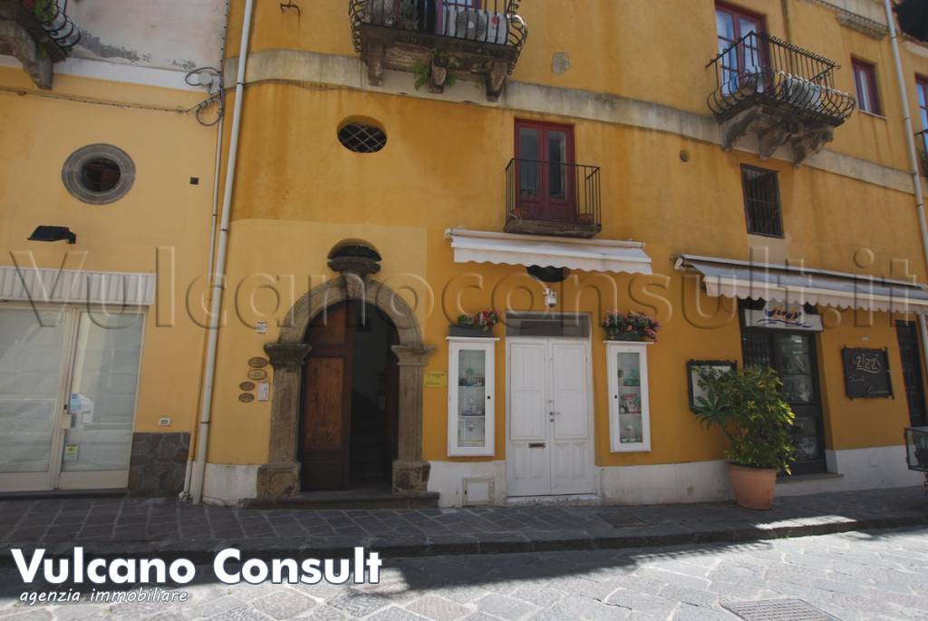 Magazzino in vendita a Lipari via Giuseppe Garibaldi, 50