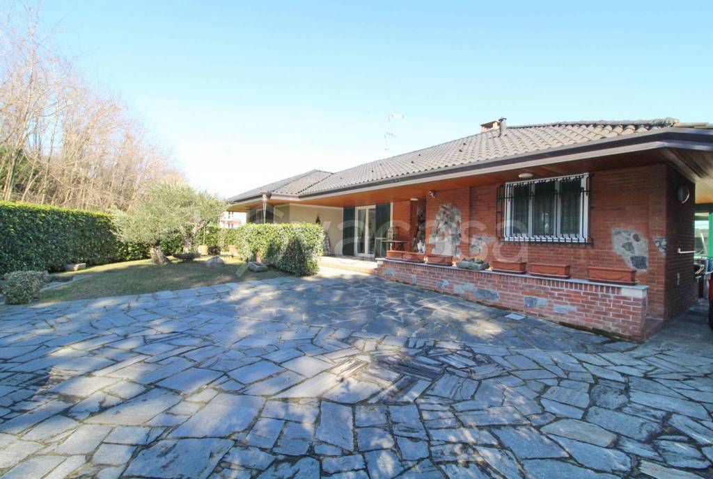 Villa in vendita a Dormelletto via Giovanni Pascoli