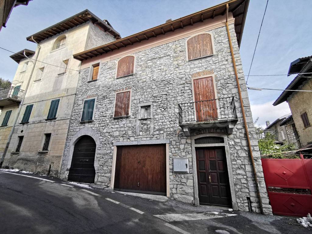 Appartamento in vendita ad Alta Valle Intelvi via Camillo Benso di Cavour, 10