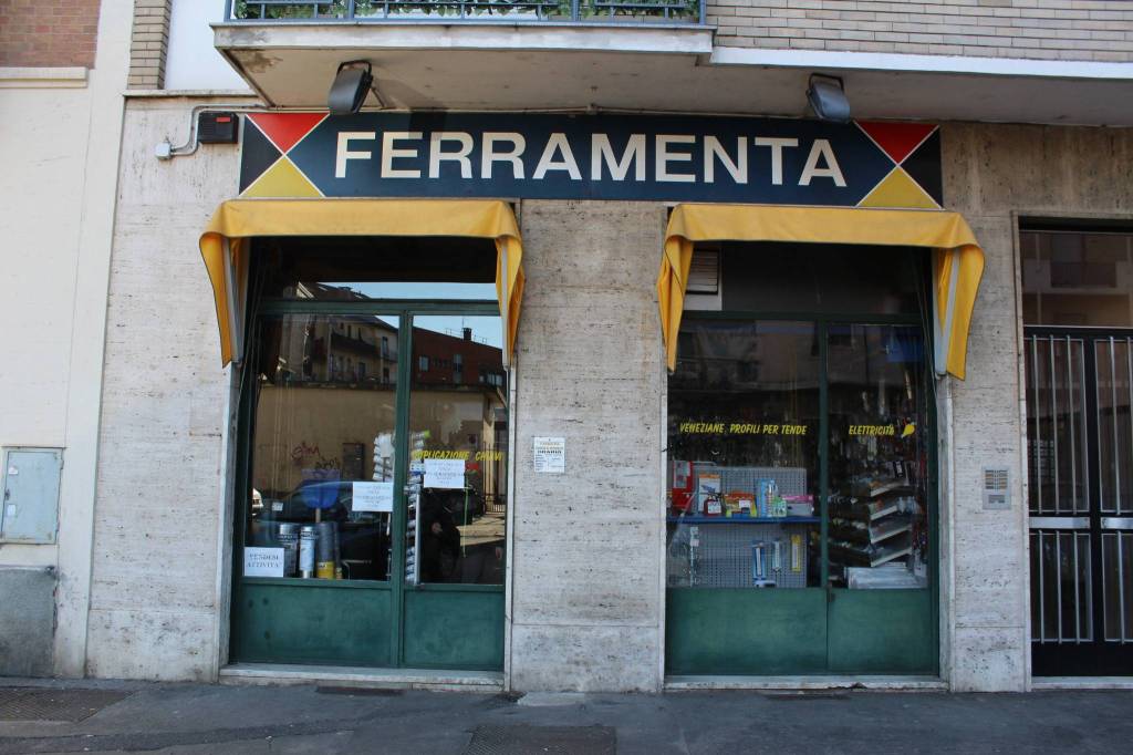 Colorificio/Ferramenta in vendita a Torino via Giovanbattista Pergolesi, 173