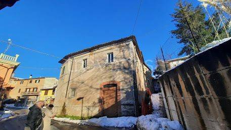 Casa Indipendente in in vendita da privato a Camerino località Valle Raggiano, 3