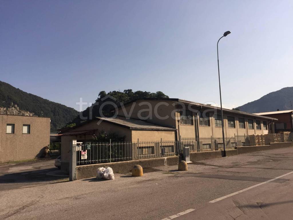 Capannone Industriale in vendita a Castelmarte via Ravella, 7