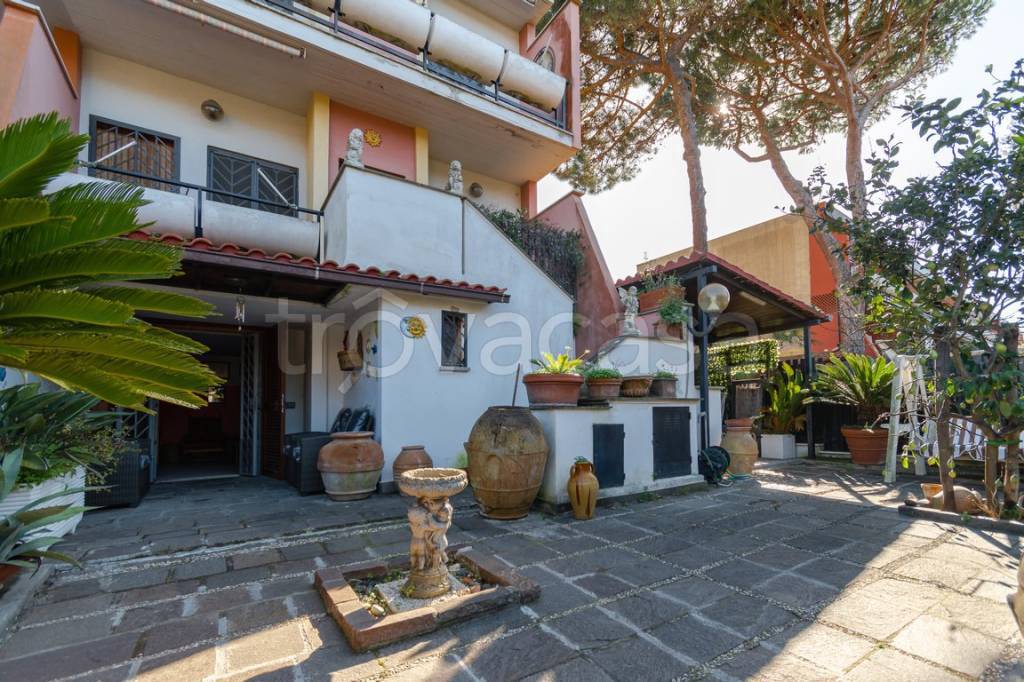 Villa a Schiera in vendita a Fiumicino via Marina Palmense, 18