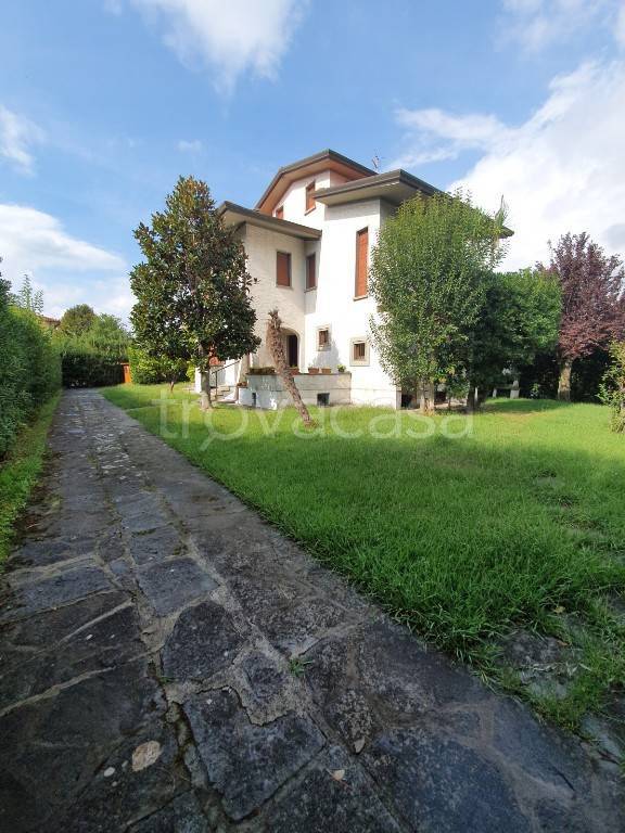 Villa in vendita a Forte dei Marmi via Trento
