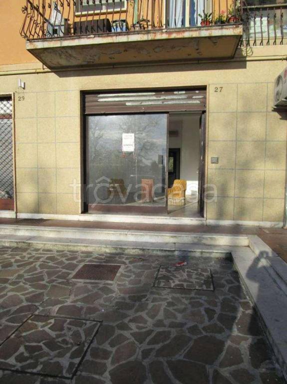 Negozio in affitto a Mantova strada cipata, 27