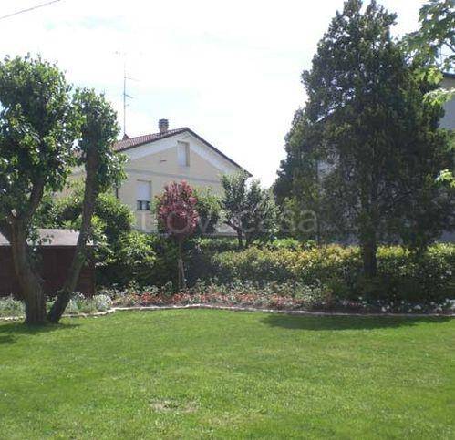 Villa in vendita a Reggio nell'Emilia via Tassoni