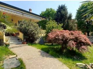 Villa in in vendita da privato a sordio via e. asfinio