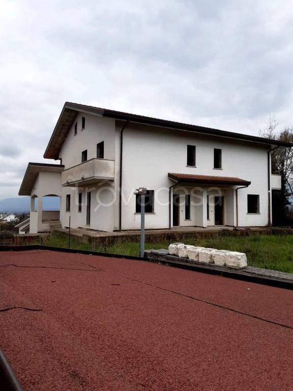 Villa Bifamiliare in vendita a Frosinone via Colle Castagno