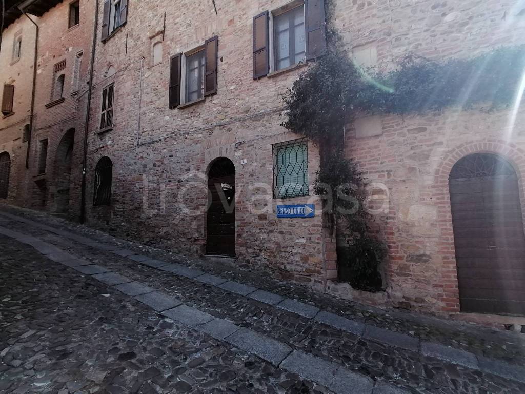 Appartamento in vendita a Castell'Arquato via Sforza Caolzio, 18