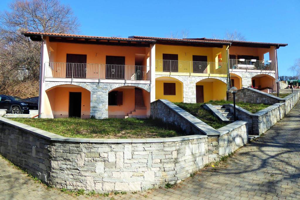 Villa Bifamiliare in vendita a Nebbiuno case Sparse Poggio Radioso