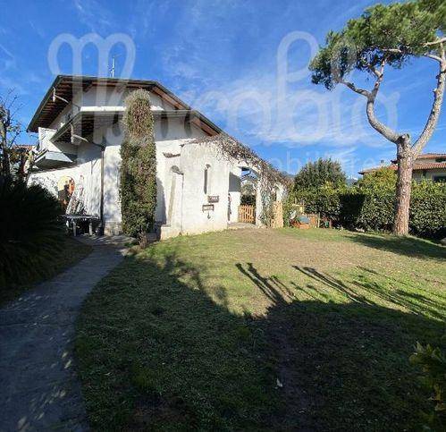 Villa in vendita a Forte dei Marmi via Trento 88
