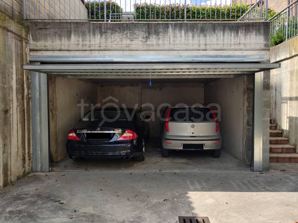 Garage in affitto a Bergamo via Fratelli Bronzetti, 7