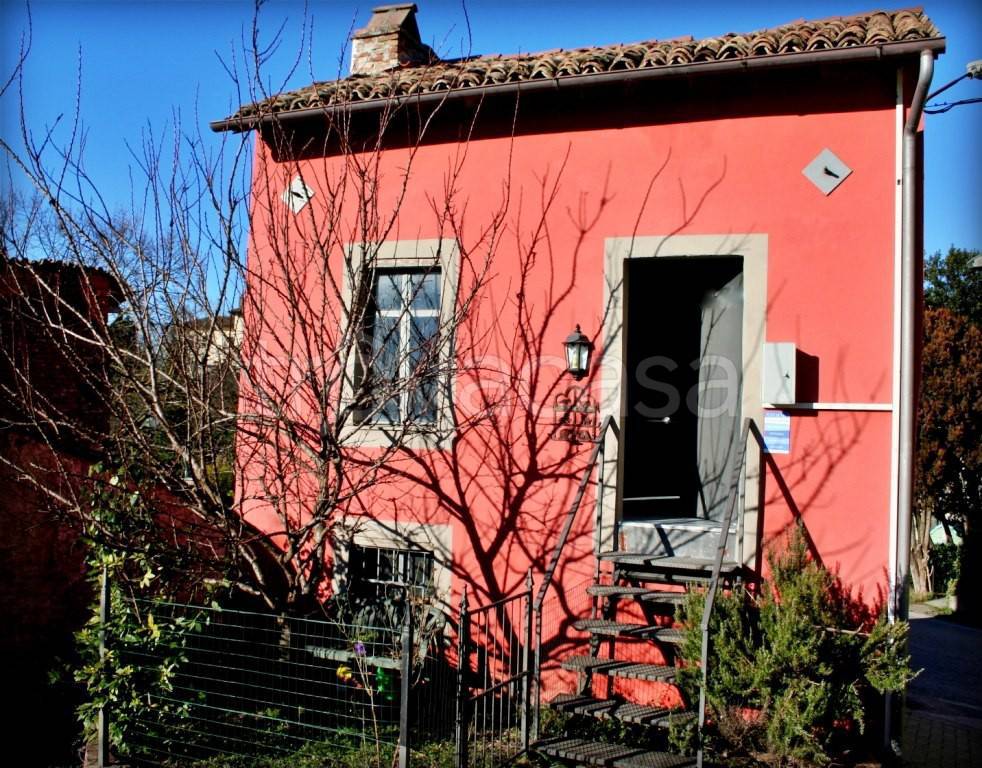 Casa Indipendente in vendita a Castana via Roma
