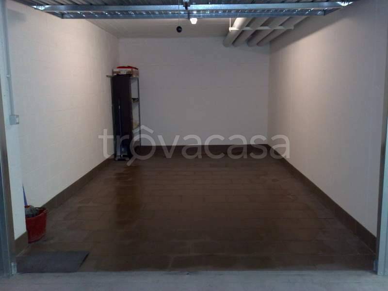 Garage in affitto a Cesano Boscone via Salvo d'Acquisto