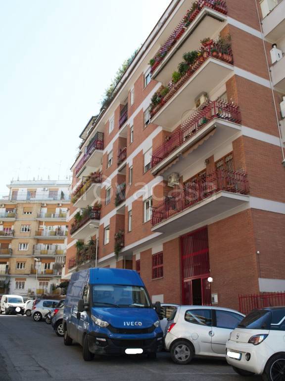 Appartamento in vendita a Roma via Vittorio Spinazzola