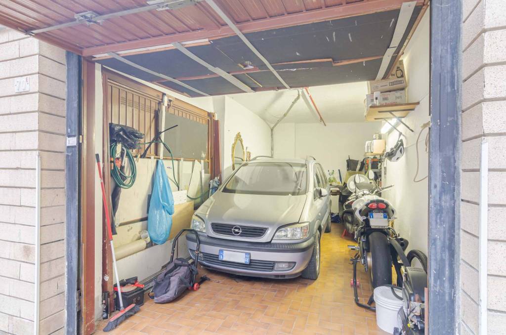 Garage in vendita a Genova via Bolzaneto, 70