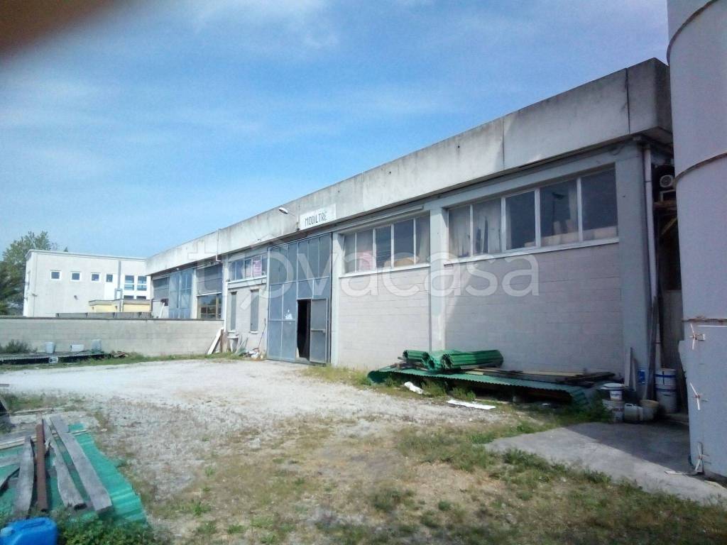 Capannone Industriale in in vendita da privato a Cascina viale Sicilia, 11