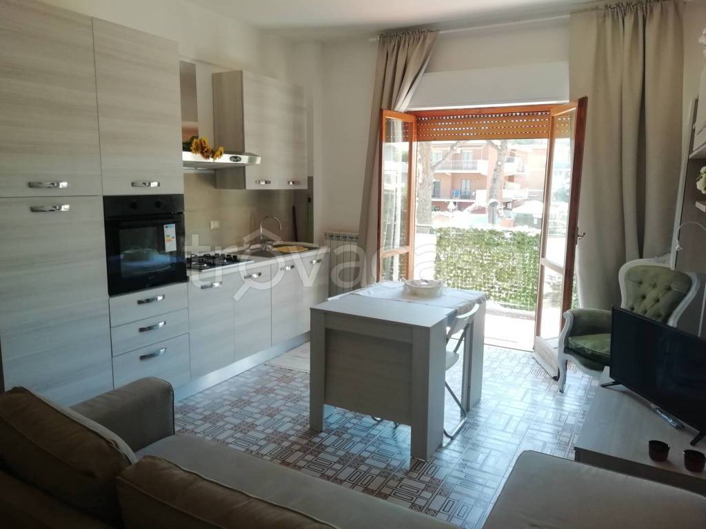 Appartamento in affitto a Ladispoli via Nino Bixio, 6