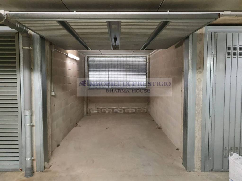 Garage in vendita a Milano via Senigallia, 7