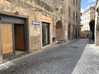 Negozio in vendita a viterbo via orologio vecchio, 43a