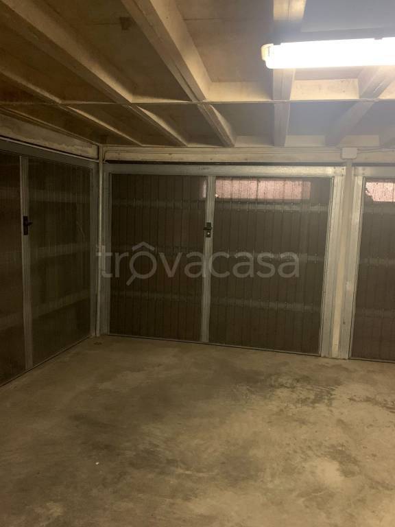 Garage in affitto a Cremona via Angelo Massarotti, 19
