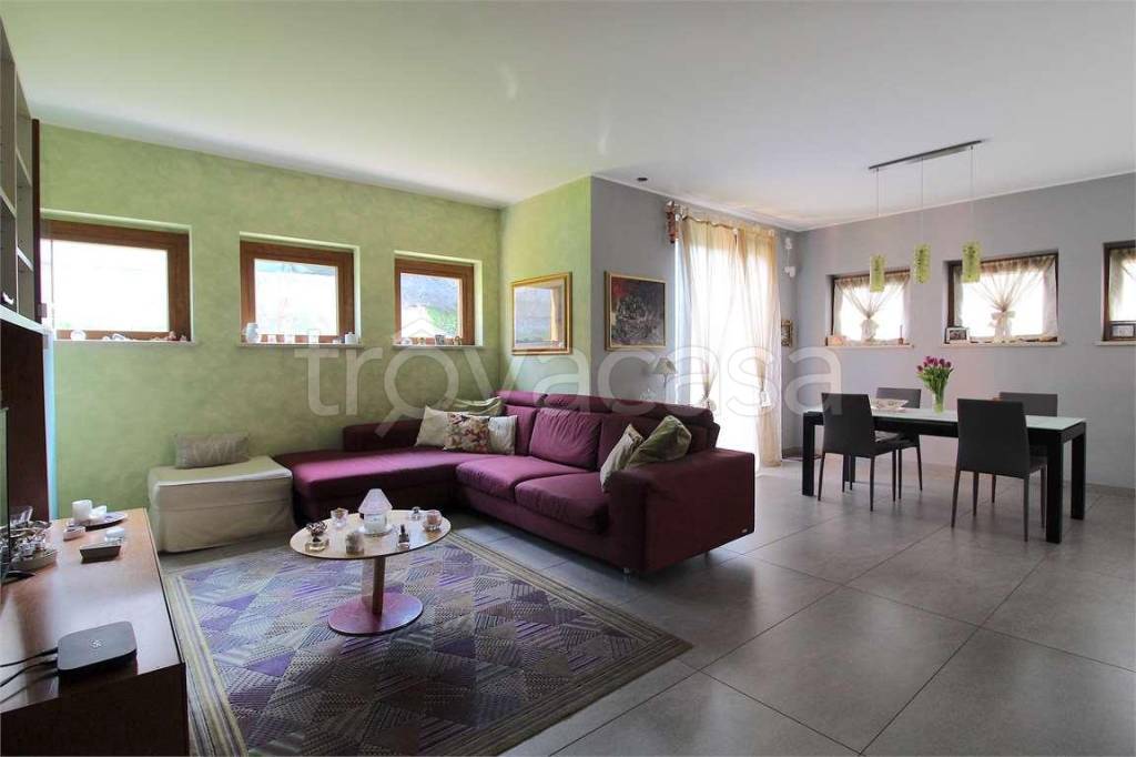 Villa in vendita a Buguggiate via Montello, 45