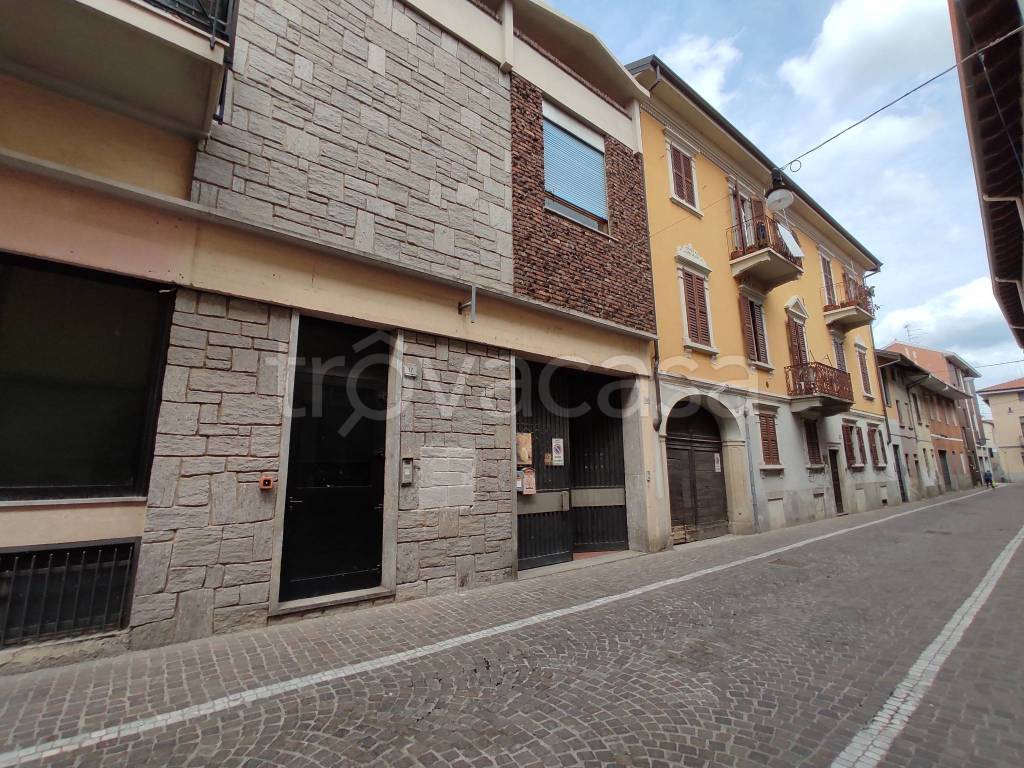 Negozio in affitto a Galliate via Santissimi Martiri Gioste e Aurelio, 19