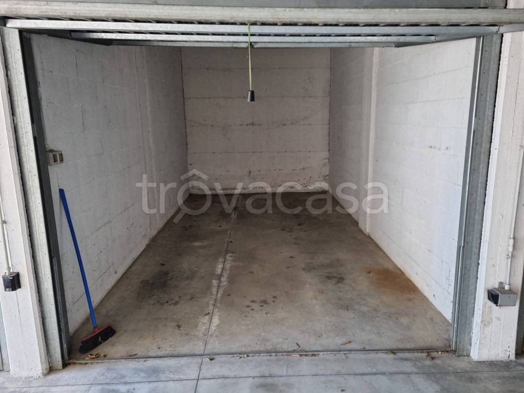 Garage in vendita a Padenghe sul Garda via Italo Barbieri, 26