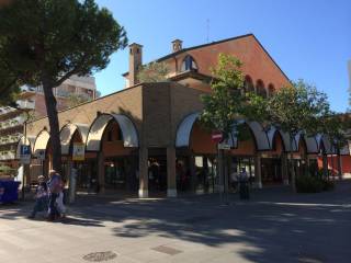 Negozio in vendita a lignano sabbiadoro viale venezia, 1 /a