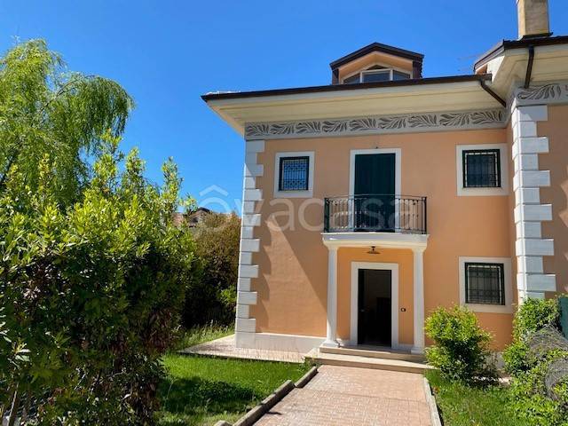 Villa Bifamiliare in vendita a Campagnano di Roma via Sandro Penna