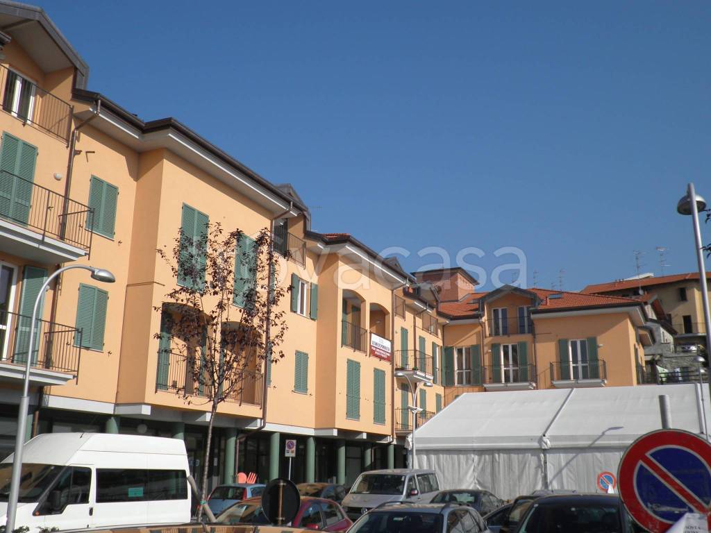 Ufficio in vendita a Vergiate piazza Enrico Baj
