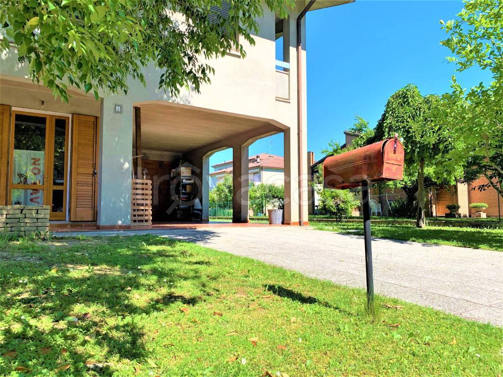 Villa Bifamiliare in vendita a Cento via di Renazzo, 99