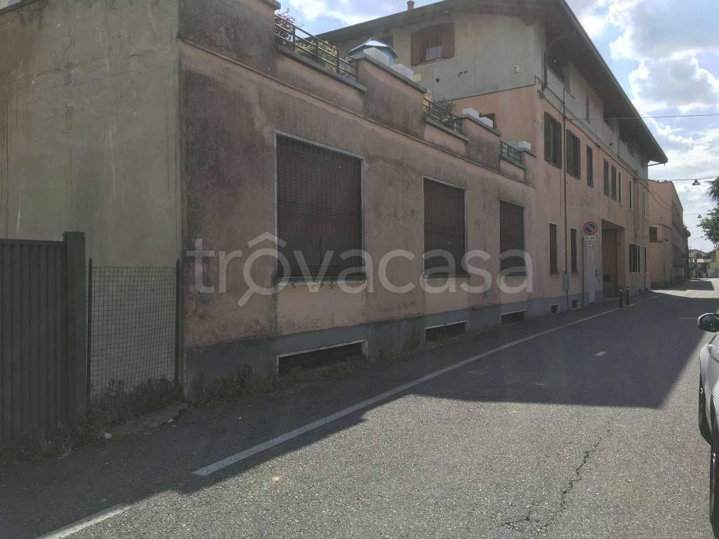 Capannone Industriale in vendita a Busto Arsizio via Goito 13