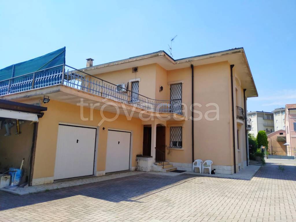 Villa in vendita a Moglia via Giuseppe Garibaldi, 48