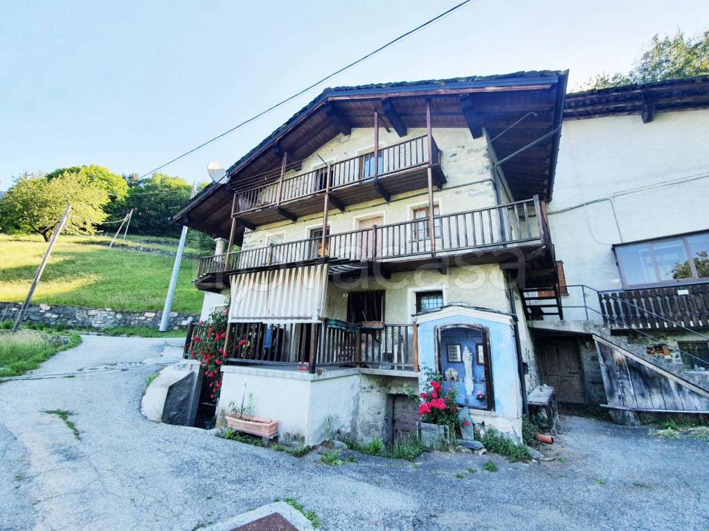 Casa Indipendente in vendita a Emarèse frazione Salera, 2