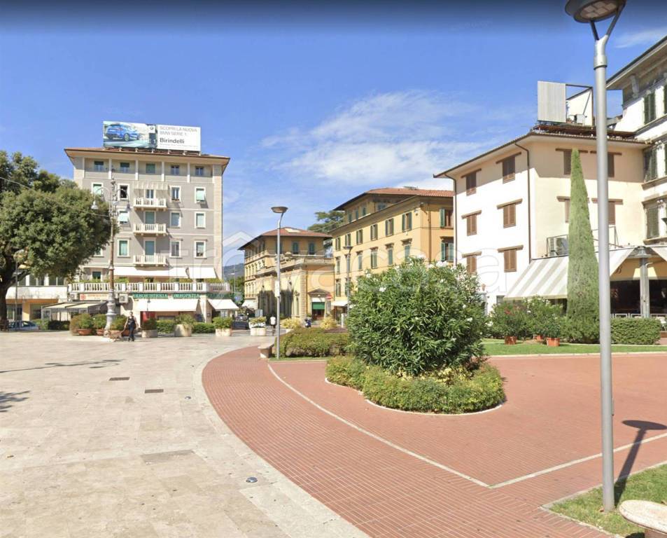 Negozio in affitto a Pisa via Roma